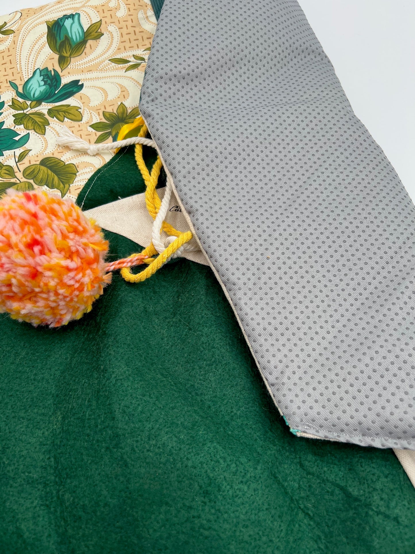 AMUZCAT- Flower pillow vert