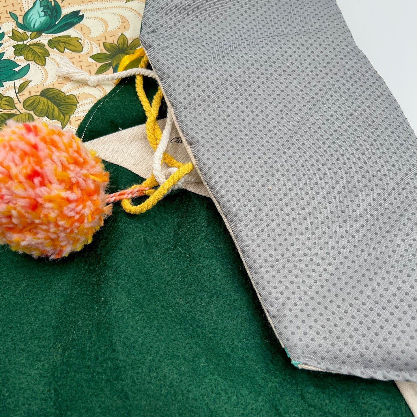 AMUZCAT- Flower pillow vert