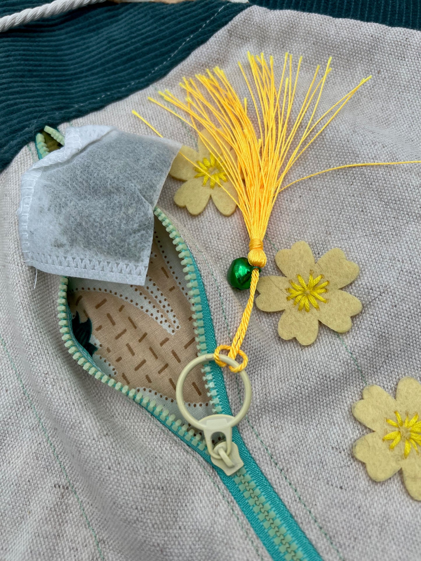 AMUZCAT- Flower pillow vert