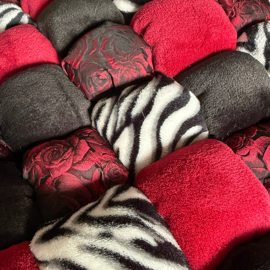 Tapis BLOOMY RM Rose rouge - Collection Raven & Bones